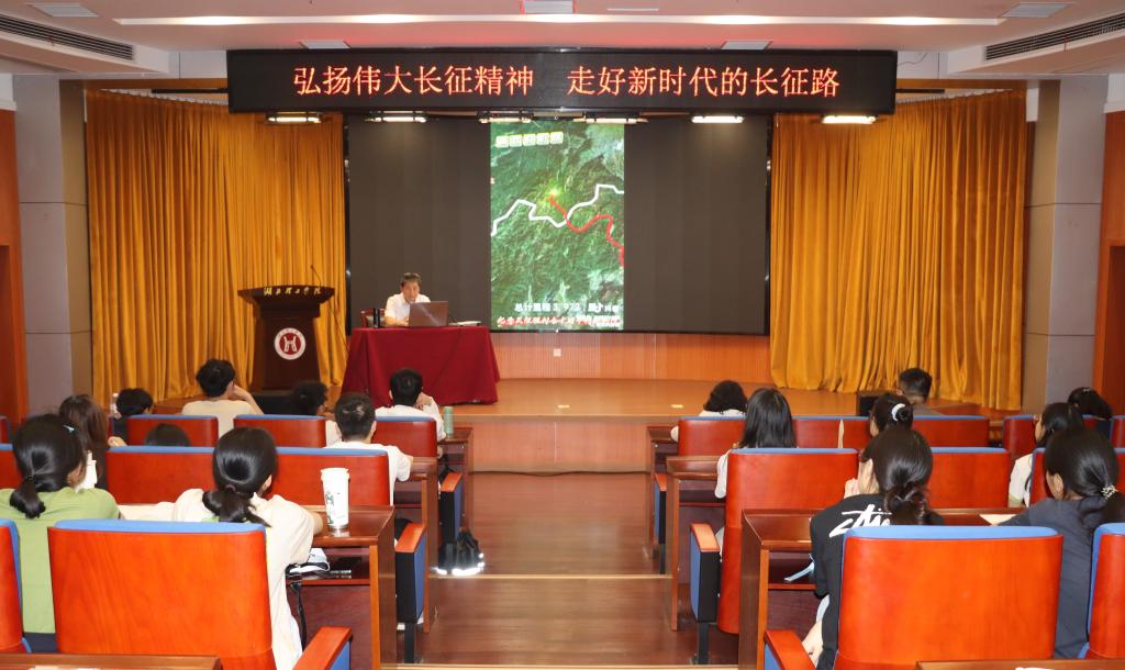 张方胜为学生讲授形势与政策课