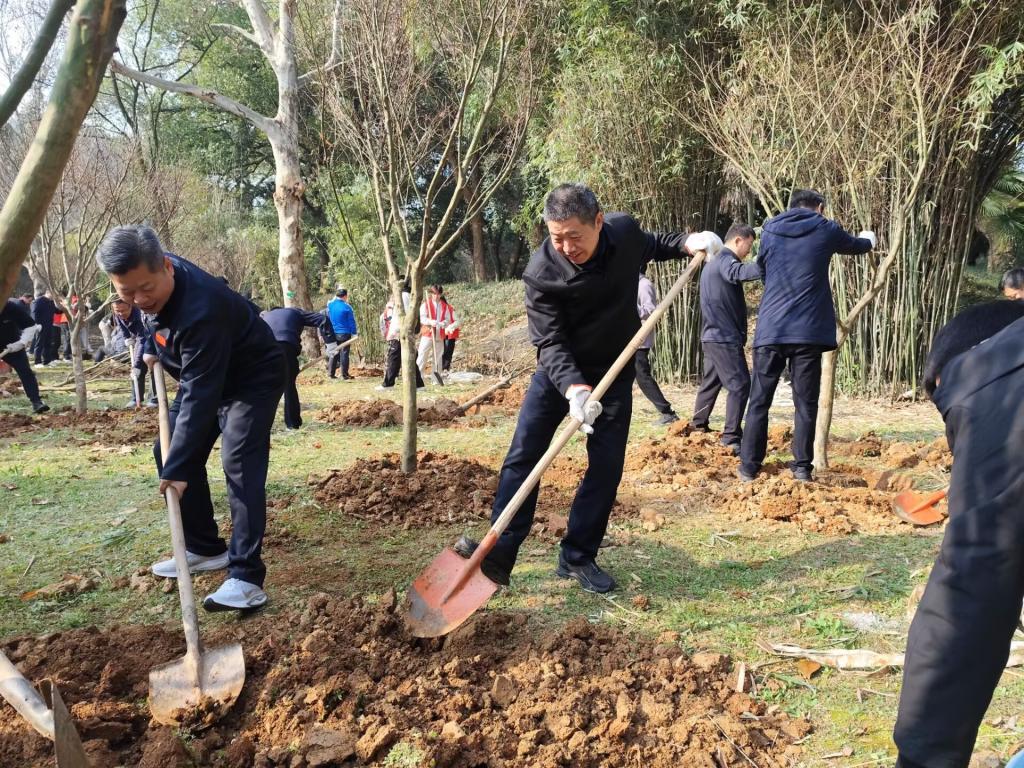 共植红枫添新绿 美丽湖理谱新篇——我校开展第48个植树节主题活动