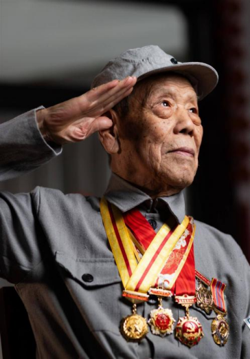 胡国珍校长看望我校离休干部抗战老兵张立忠老人