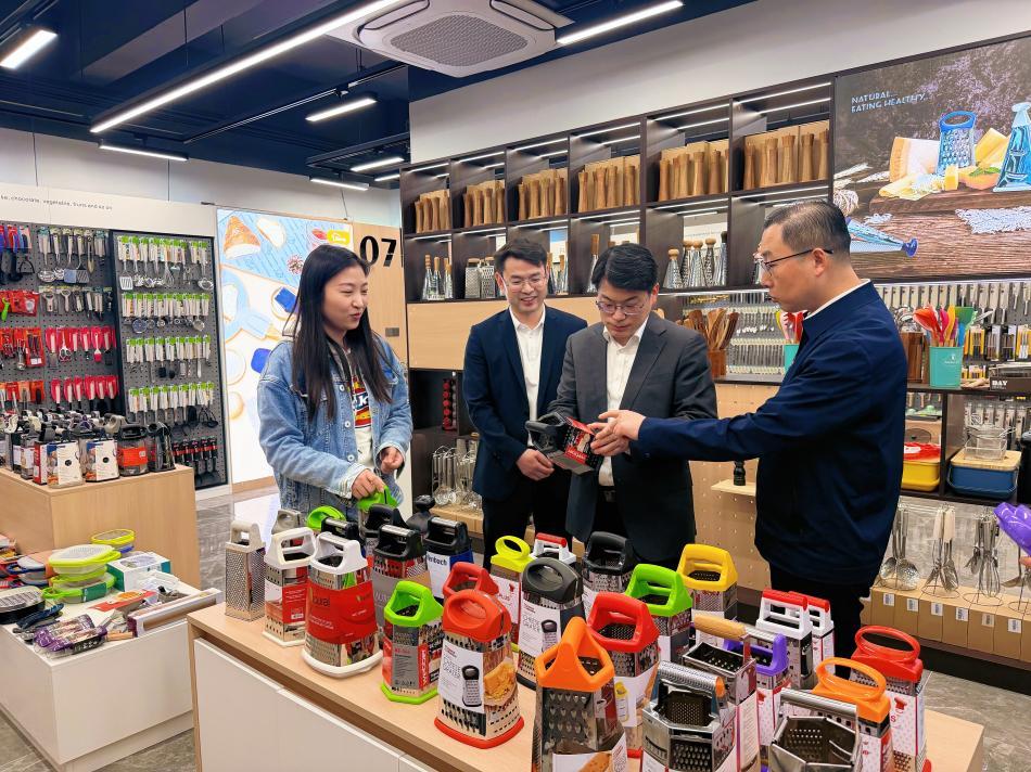 胡国珍带队走访黄石临空跨境电商产业园