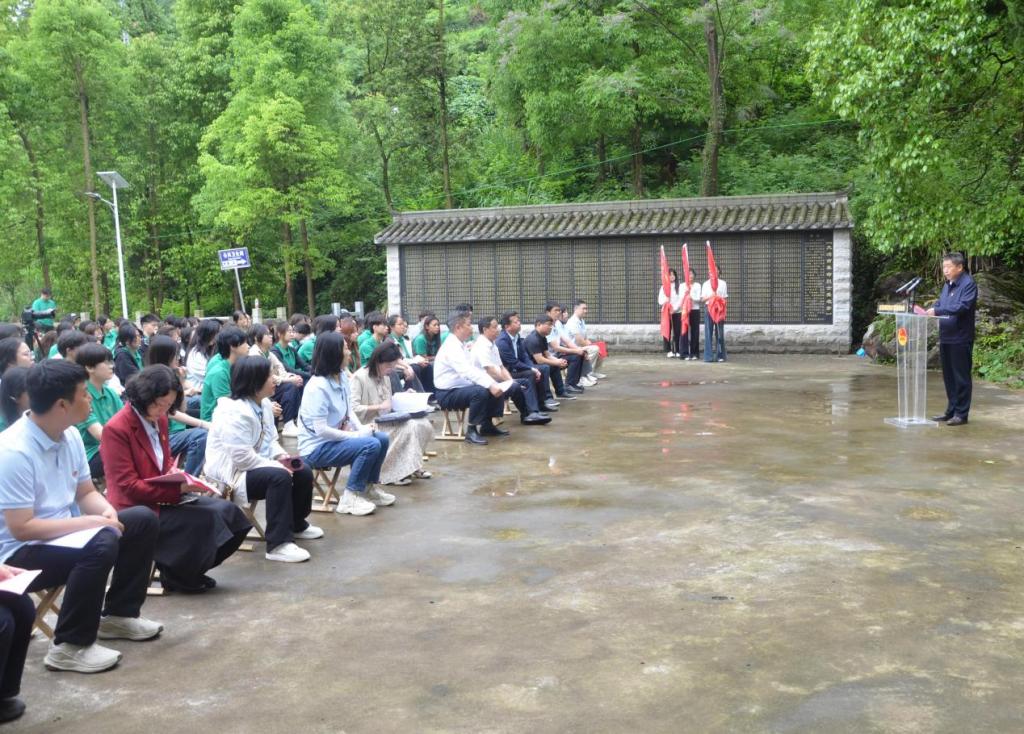 张方胜为“青马班”学员讲授“行走的思政课”